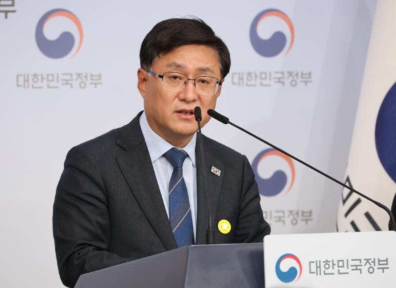 Minister of Climate, Energy and Environment Kim Sungwhan on April 6 announces his ministry's plan for energy transition at a news conference held at Government Complex-Seoul in the capital's Jongno-gu District. (Yonhap News) 