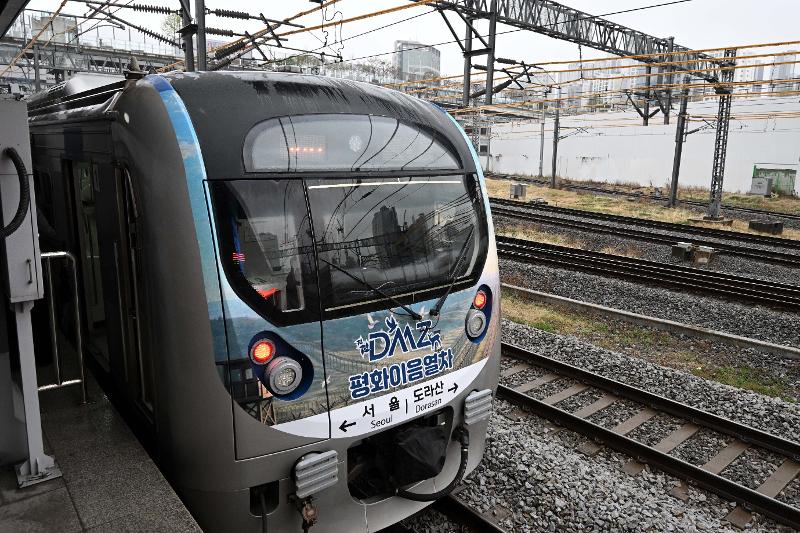 The DMZ (Demilitarized Zone) Peace Link Train on April 10 enters Seoul Station on the first day of the relaunch of its operations. (Yonhap News)
