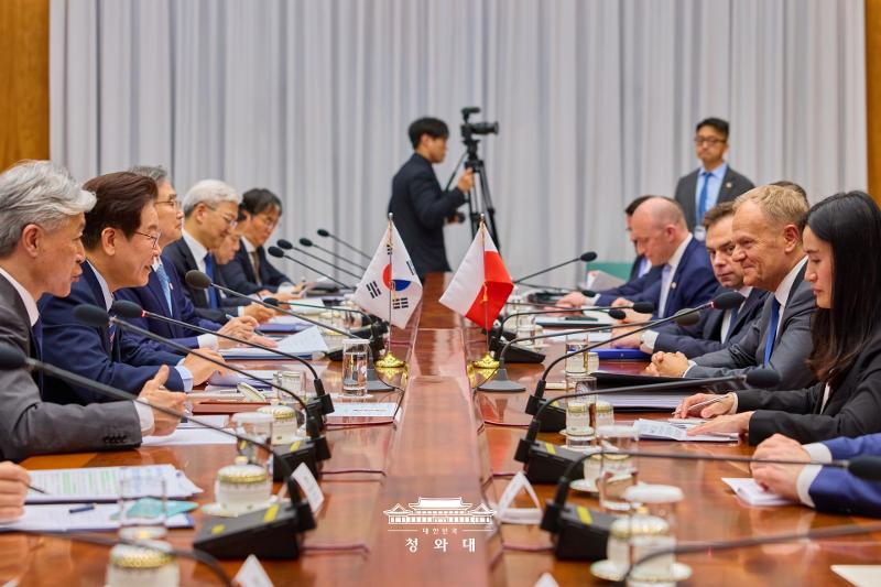 ▲ 이재명 대통령이 13일 오전 청와대에서 도날드 투스크 폴란드 총리와 정상회담을 하고 있다. 대한민국 청와대