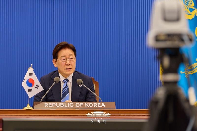 President Lee Jae Myung on April 17 at Cheong Wa Dae in Seoul takes part in a multilateral videoconference led by France and the U.K. on the reopening of the Strait of Hormuz. (Cheong Wa Dae)  