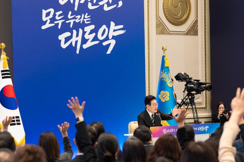 President Lee Jae Myung on Jan. 21 announces his intent to restore the September 19 Military Agreement with North Korea and strive for the early resumption of dialogue with Pyeongyang and between the U.S. and the North at a news conference held at the state guesthouse Yeongbingwan of Cheong Wa Dae in Seoul. (Cheong Wa Dae)  