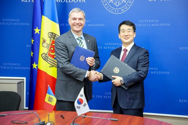 Ambassador to Ukraine Park Kichang (right) and Moldovan Deputy Prime Minister and Minister of Economic Development and Digitalization Eugeniu Osmochescu on Feb. 17 pose for photos after signing an economic cooperation agreement in Moldova. (Ministry of Foreign Affairs)  