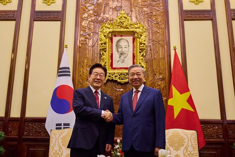 President Lee Jae Myung (left) on April 22 poses for photos with his Vietnamese counterpart To Lam at the Presidential Palace in Hanoi, Vietnam, after their joint news conference. (Cheong Wa Dae)  