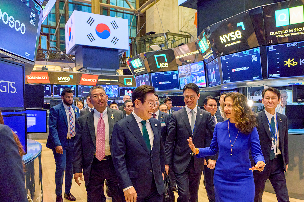 President Lee Jae Myung (left in front) on Sept. 25, 2025, at the New York Stock Exchange talks with the exchange's president Lynn Martin. (Cheong Wa Dae)