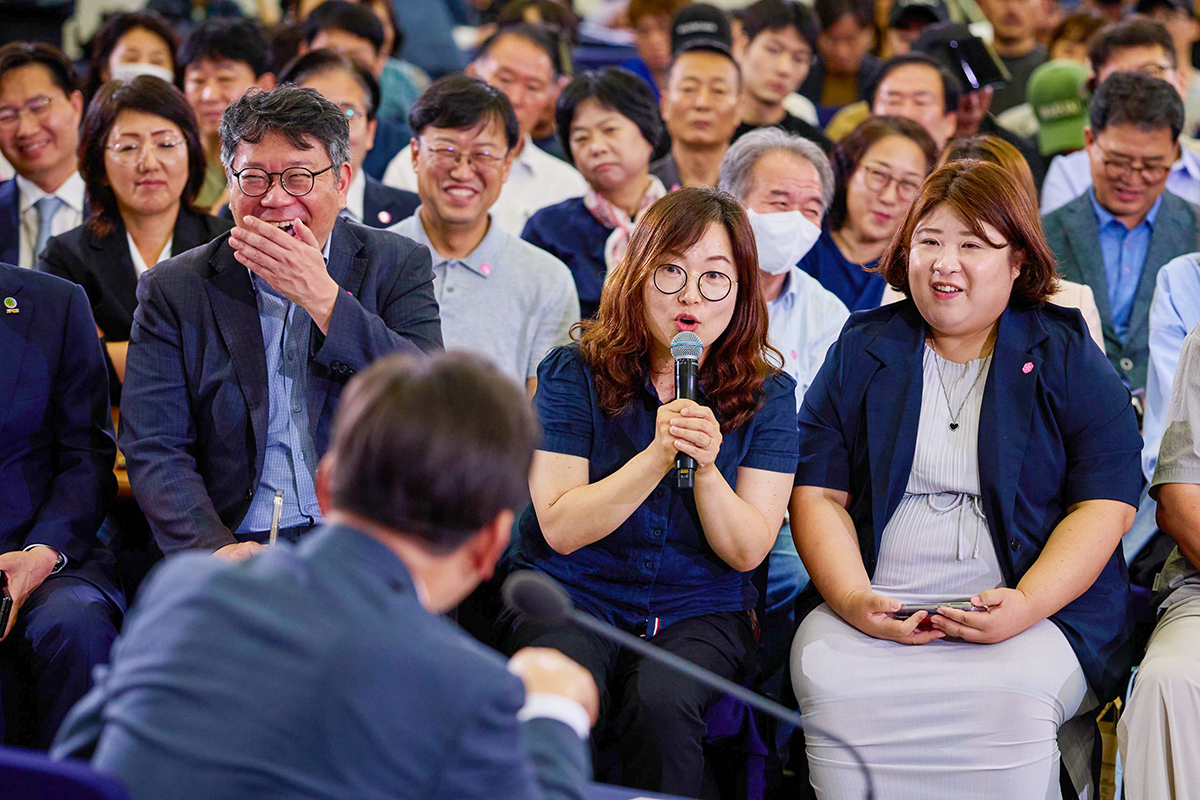 President Lee Jae Myung on July 4, 2025, listens to a member of the audience speak at a town hall meeting at Daejeon Convention Center in Daejeon's Yeseong-gu Distirct. (Cheong Wa Dae)