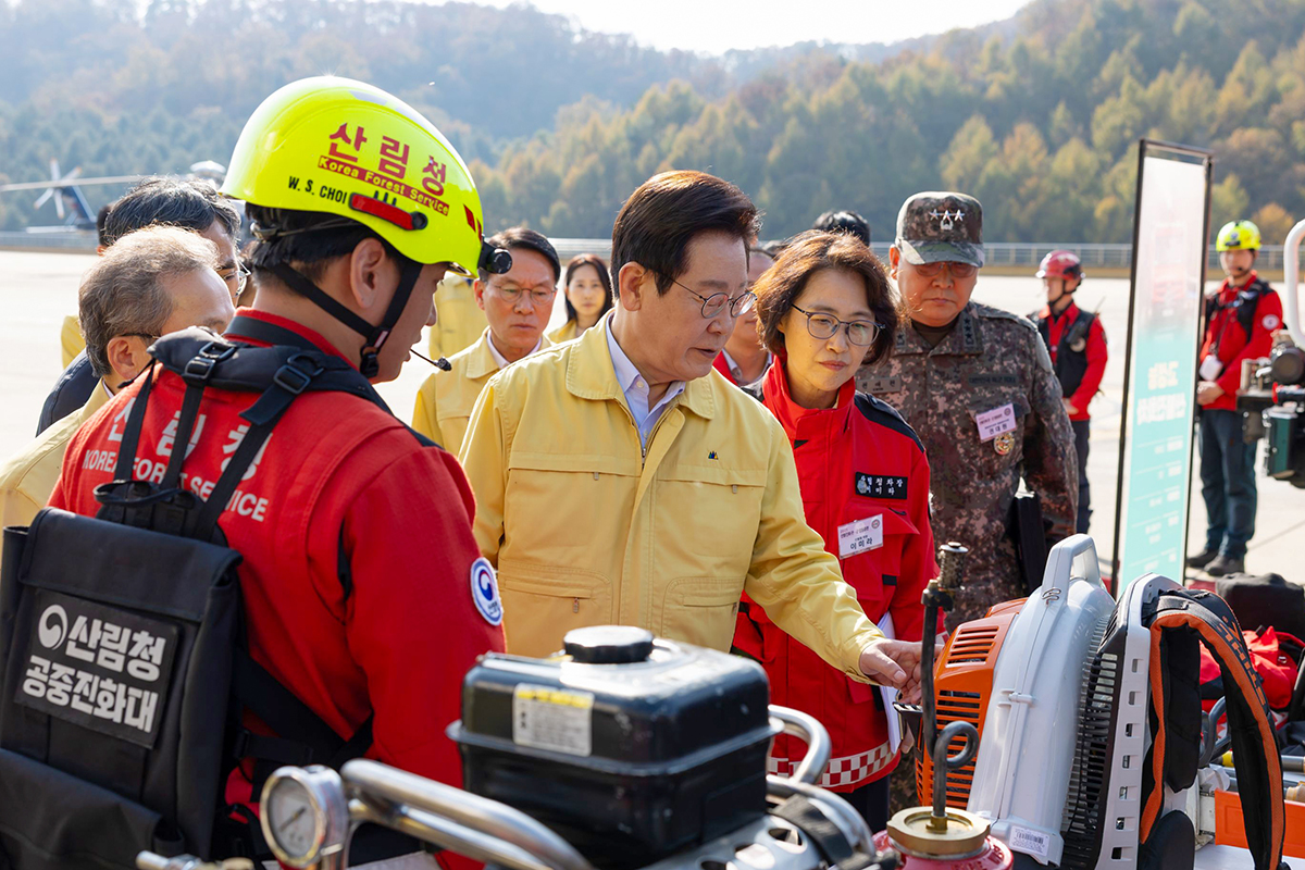 President Lee Jae Myung (center) on Nov. 11, 2025, inspects firefighting equipment used in a joint government-military drill to put out wildfires. (Cheong Wa Dae)