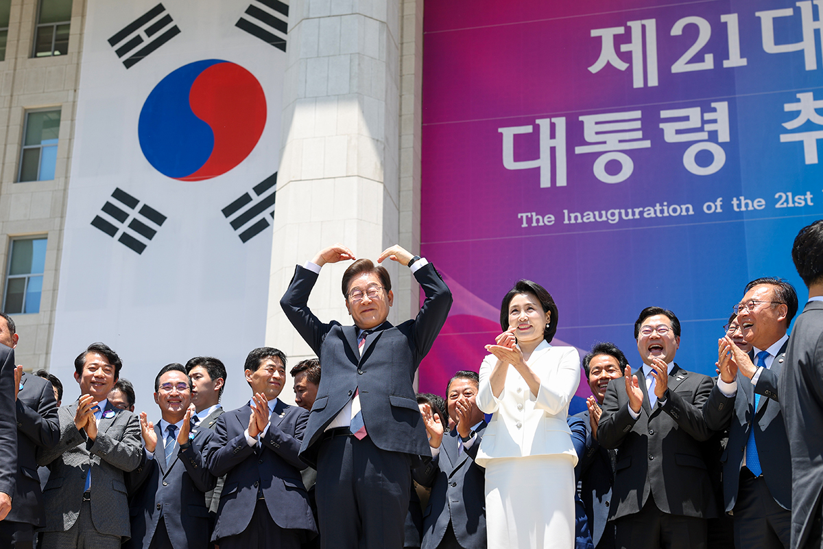 President Lee Jae Myung on June 4, 2025, makes a heart-shaped gesture next to first lady Kim Hea Kyung before leaving his inauguration ceremony at the National Assembly in the Yeouido neighborhood of Seoul's Yeongdeungpo-gu District. (Lee Jeongwoo)