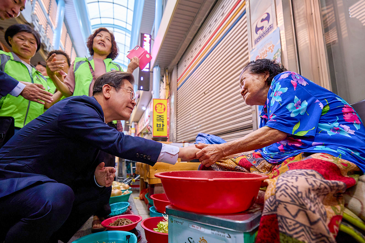 President Lee Jae Myung on June 20, 2025, shakes hand with a merchant at Eonyang Alps Market in Ulsan. (Cheong Wa Dae)