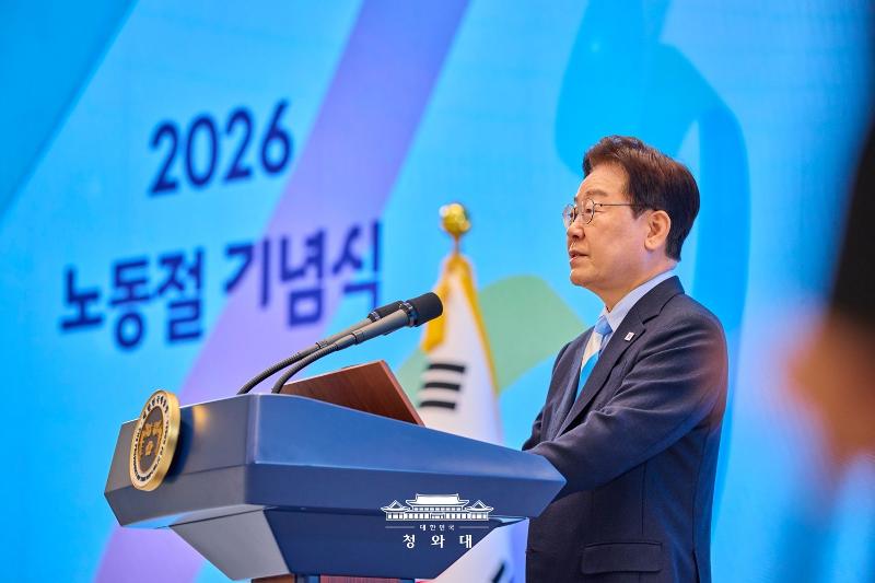 President Lee Jae Myung on May 1 delivers a congratulatory speech at a ceremony to mark Labor Day at the official guesthouse Yeongbingwan of Cheong Wa Dae in Seoul. (Cheong Wa Dae)  