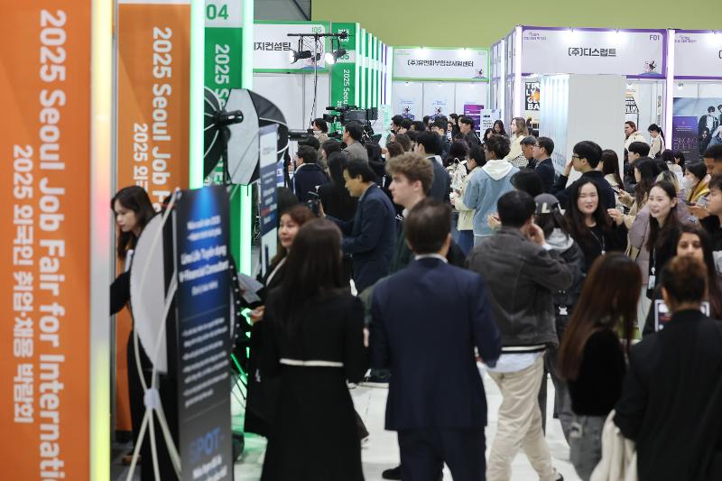 The Korea Employment Information Service on April 30 released a report on employment trends this year saying the number of foreign workers aged 15 or older was 1,109,000 as of May last year. Shown are job seekers on Nov. 20, 2025, at the Seoul Job Fair for Internationals held at SETEC (Seoul Trade Exhibition and Convention) in Seoul's Gangnam-gu District. (Yonhap News)
