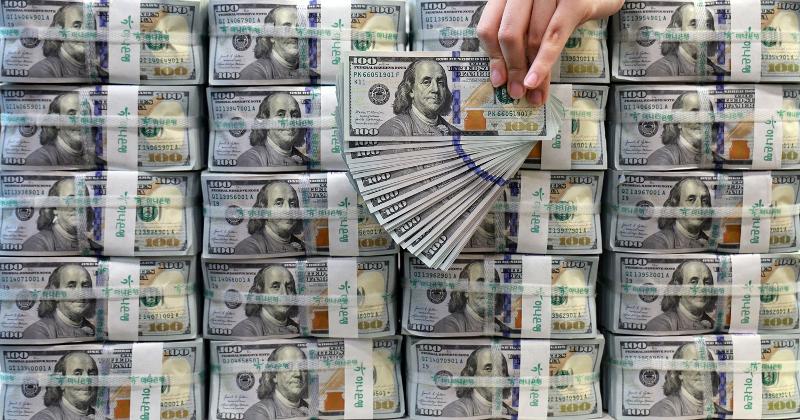 The Bank of Korea on May 7 said the country's foreign exchange reserves as of late last month reached USD 427.88 billion, up USD 4.22 billion from March. (Yonhap News)  