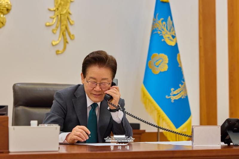 President Lee Jae Myung on May 7 at his Cheong Wa Dae office holds a phone call with Dutch Prime Minister Rob Jetten. (Cheong Wa Dae)