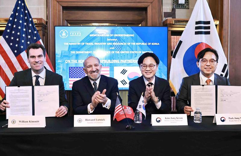Minister of Trade, Industry and Resources Kim Jung-Kwan (third from left) on May 8 poses for photos with U.S. Secretary of Commerce Howard Lutnick (second from left) and other officials at a ceremony for the signing of a memorandum of understanding on the Korea-U.S. Shipbuilding Partnership at the Department of Commerce building in Washington. (Ministry of Trade, Industry and Resources)  