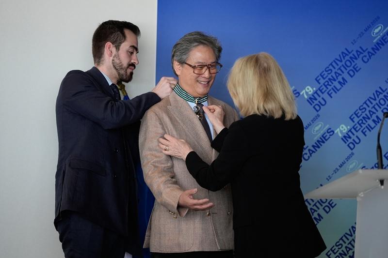 French Minister of Culture Catherine Pegard (right) on May 17 presents the Commander of the Order of Arts and Letters medal to director Park Chan-wook at the Palais des Festivals et des Congres in Cannes, France, the site of this year's Cannes Film Festival.