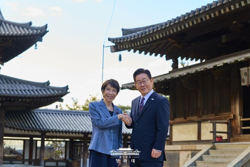President Lee Jae Myung (right) and Japanese Prime Minister Sanae Takaichi on Jan. 14 pose for photos at Horyuji Temple, a leading cultural heritage site in Ikaruga of Japan's Nara Prefecture. (Cheong Wa Dae) 