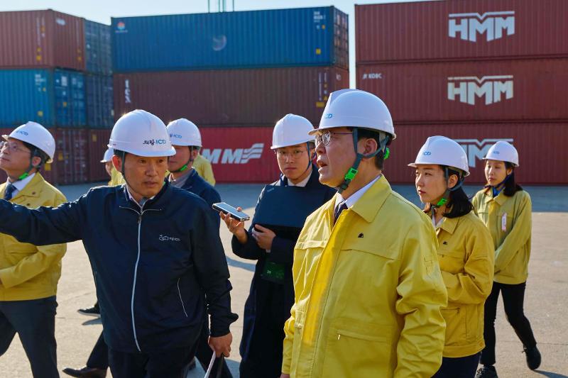 President Lee Jae Myung on April 8 visits a logistics hub in Gyeonggi-do Province and listens to worker opinions on the transportation industry.