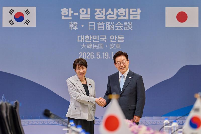 President Lee Jae Myung (right) and Japanese Prime Minister Sanae Takaichi on May 19 pose for a photo at their joint news conference at a hotel in Andong, Gyeongsangbuk-do Province.