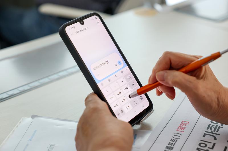 A student on May 28 uses generative AI to make travel plans at the AI digital learning center of Gomdalle Culture and Welfare Center in Seoul's Gangseo-gu District.