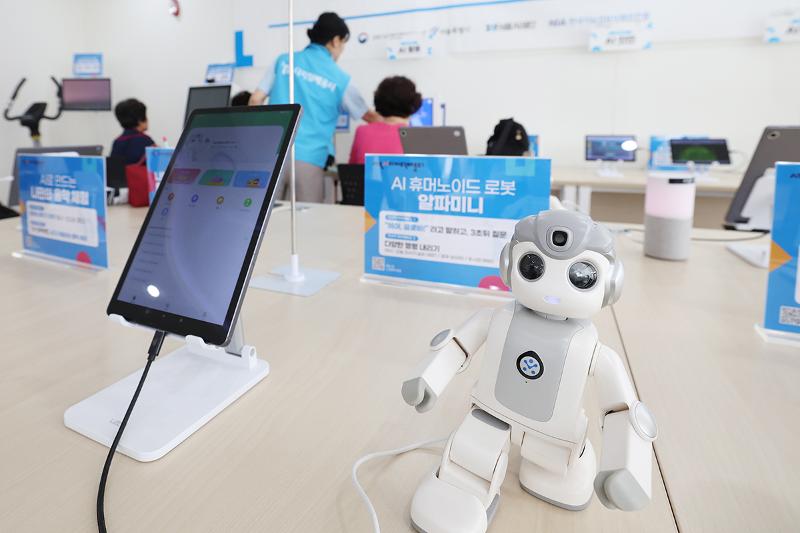 Students on May 28 learn about AI at the Gomdalle Culture and Welfare Center in Seoul's Gangseo-gu District.