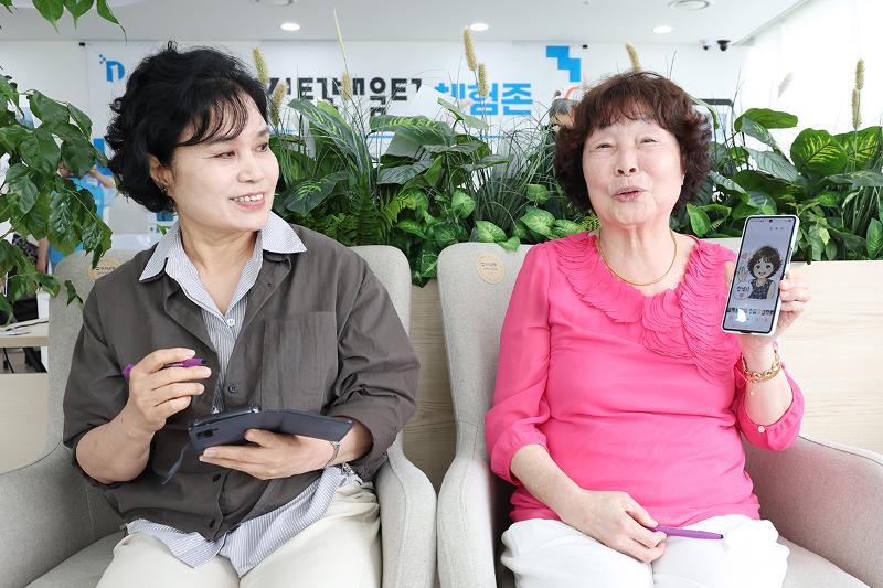 Center students Lee Eun-jeong and Lee Eun-seok on May 28 discuss their experiences using AI in photo editing at the Gomdalle Culture and Welfare Center in Seoul's Gangseo-gu District.