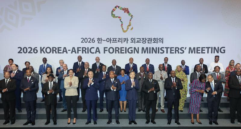 Minister of Foreign Affairs Cho Hyun (seventh from left in front row) and Ghanian counterpart Samuel Okuzetto Ablaqua (sixth from left in front row) on June 1 pose for a group photo at the annual Korea-Africa Foreign Ministers' Meeting at Lotte Hotel Seoul in the city's Jung-gu District.  