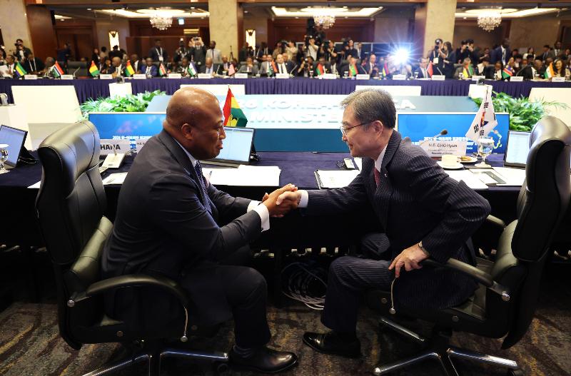 Minister of Foreign Affairs Cho Hyun (right) on June 1 shakes hands with his Ghanaian counterpart Samuel Okuzetto Ablaqua, vice chair of the African Union this year, at the Korea-Africa Foreign Ministers' Meeting at Lotte Hotel Seoul in the city's Jung-gu District. 