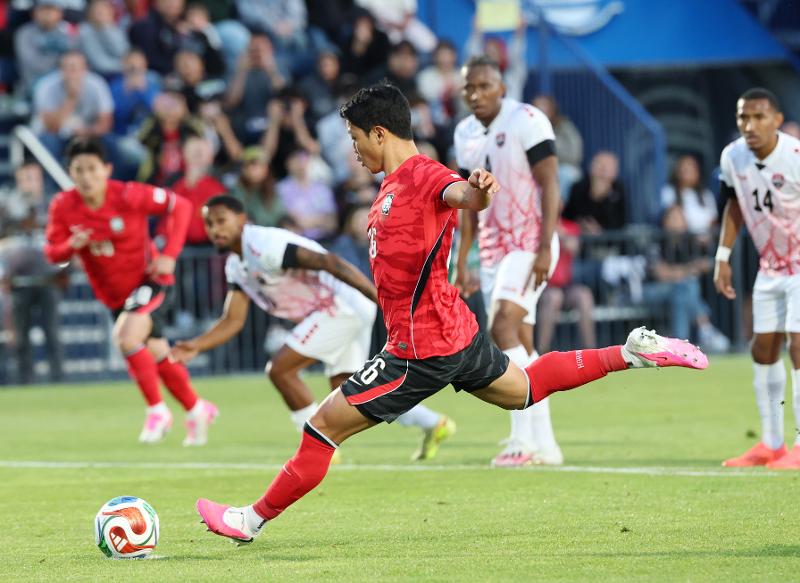 Striker Hwang Hee-chan on May 30 scores on a penalty kick in the 75th minute against Trinidad and Tobago in a friendly before the FIFA World Cup soccer finals at South Field of Brigham Young University in Provo, Utah. (Yonhap News)  
