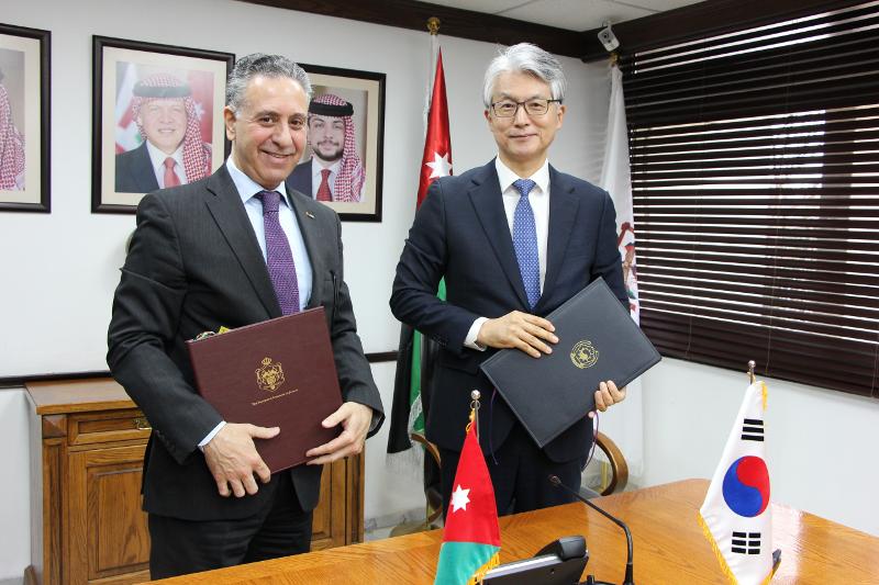 Ambassador to Jordan Kim Pil-woo (right) and Jordanian Minister of Industry and Commerce Yarub Qudah in Amman, Jordan, on March 30 pose for a photo after signing a bilateral agreement on economic and trade cooperation. (Ministry of Foreign Affairs) 