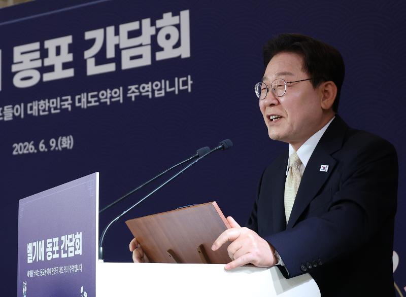 President Lee Jae Myung on June 9 gives a speech at a dinner for Korean expats at a hotel in Brussels. 