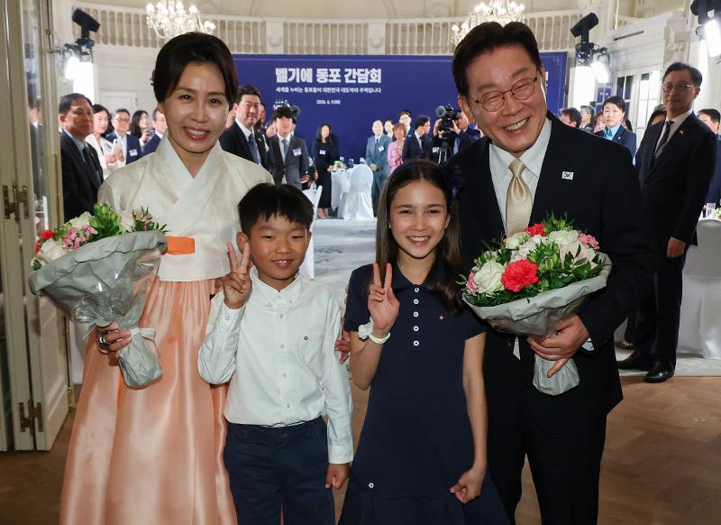 President Lee Jae Myung and first lady Kim Hea Kyung on June 9 take a photo with children at a meeting of Korean expats at a hotel in Brussels.  
