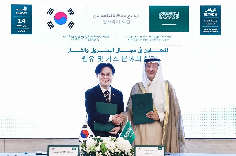 Minister of Trade, Industry and Resources Kim Jung-Kwan (left) on June 14 poses for photos in Riyadh, Saudi Arabia, with Saudi Minister of Energy Abdulaziz bin Salman after both officials signed a memorandum of understanding on bilateral cooperation in oil and gas. (Ministry of Trade, Industry and Resources)  