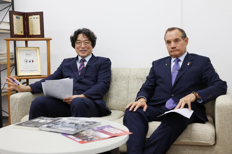 The co-directors of the Monclar Korean War Research Centre at Kookmin University in Seoul -- Kookmin professor Lee Keunse (left) and Alain Nass, vice president of the Association of Veterans and Friends of the French Forces of the United Nations -- on June 17 described Gen. Ralph Monclar as 