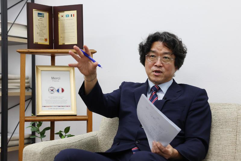 Kookmin University professor Lee Keunse, co-director of the Monclar Centre for Korean War Studies at his university, on June 17 said bilateral ties with France date back over 250 years and expressed hope that French youth interested in Korean culture could explore the rich and close history between the two countries through the center. (Lee Jeongwoo)  
