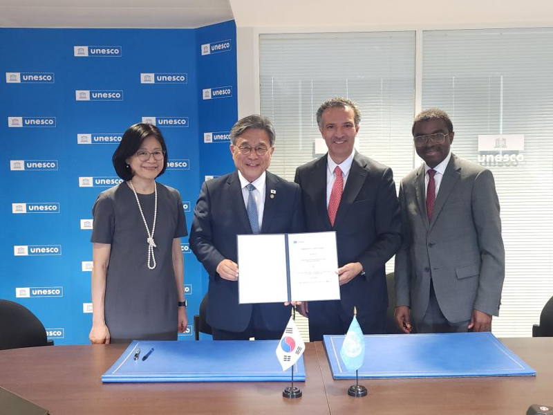 The Korea Heritage Service (KHS) on June 22 announced its renewal three days earlier of a memorandum of understanding with UNESCO on the latter's Transboundary World Heritage Trust Fund at UNESCO headquarters in Paris. Shown are Kim Ji-hee (from left), ambassador and permanent delegate to UNESCO, KHS Administrator Huh Min, UNESCO Assistant Director-general for Culture Nayef Al-Fayez and World Heritage Centre Director Lazare Eloundou Assomo. (KHS)