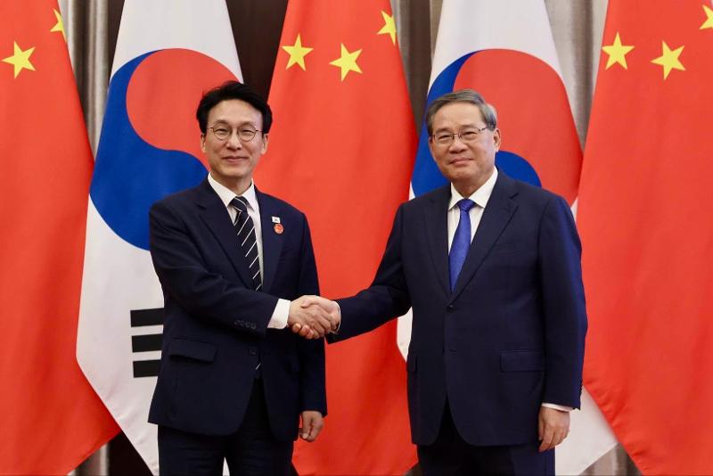 Prime Minister Kim Min-seok (left) on June 23 shakes hand with Chinese Premier Li Qiang ahead of their meeting at the Bangchui Island Hotel in Dalian, China. (Office for Government Policy Coordination-Prime Minister's Secretariat)