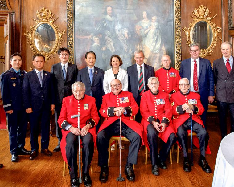 Minister of Patriots and Veterans Affairs Kwon Oh-eul (fourth from left in back row) on June 15 poses for a group photo with British veterans of the Korean War including Colin Thackery (second from left in front row) at the Royal Hospital Chelsea in London. (Ministry of Patriots and Veterans Affairs) 