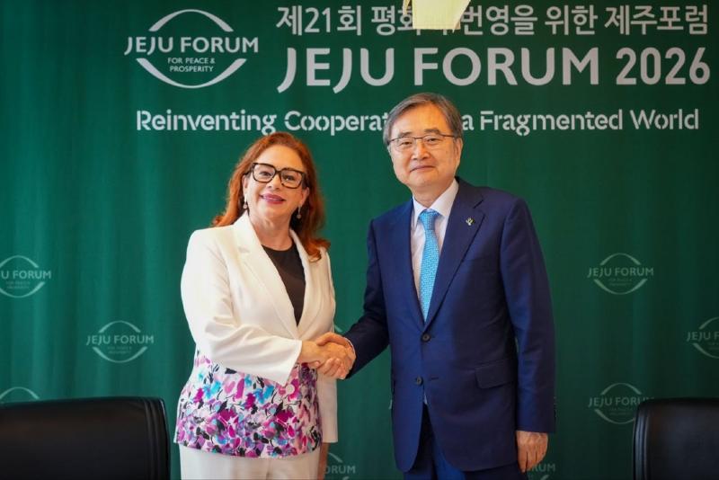 Minister of Foreign Affairs Cho Hyun (right) on June 25 poses for photos with Mar&iacute;a Fernanda Espinosa, former president of the United Nations General Assembly visiting Korea to attend the Jeju Forum for Peace and Prosperity, at the Haevichi Hotel & Resort in Seogwipo, Jeju Island. (Ministry of Foreign Affairs)  