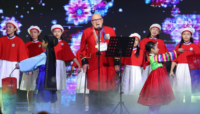 Colin Thackery (center) on July 26, 2023, sings 