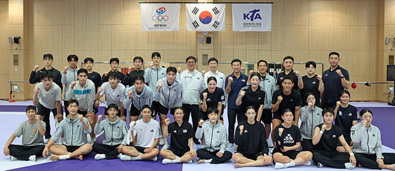 Minister of Culture, Sports and Tourism Chae Hwi-young (seventh from right in back row) on Sept. 29, 2025, takes a group photo at Jincheon National Training Center in Jincheon-gun County, Chungcheongbuk-do Province, with the national taekwondo team for this year's Aichi-Nagoya Asian Games in Japan. (Ministry of Culture, Sports and Tourism)
