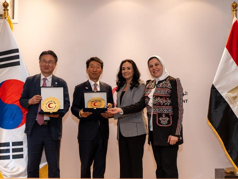 ▲ Heo Jeong-gu (from left), director general of international and inter-Korean affairs at the Korean Red Cross, Ambassador to Egypt Kim Wan-joong, Egyptian Minister of Social Solidarity Maya Morsy and Egyptian Red Crescent CEO Amal Emam on June 29 in Cairo, Egypt, pose for a group photo at the launching ceremony of a support project for displaced Palestinians in Gaza and Egypt. (Korean Embassy in Cairo)