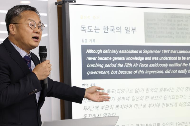 Hong Seong-geun, director of the Northeast Asian History Foundation's Dokdo Research Office, on July 7 explains the contents of materials at a ceremony for the donation of unreleased materials on Dokdo Island collected by the U.S. National Archives and Records Administration at the foundation's Dokdo Museum Seoul at the shopping mall Times Square in Seoul's Yeongdeungpo-gu District. (Yonhap News)  