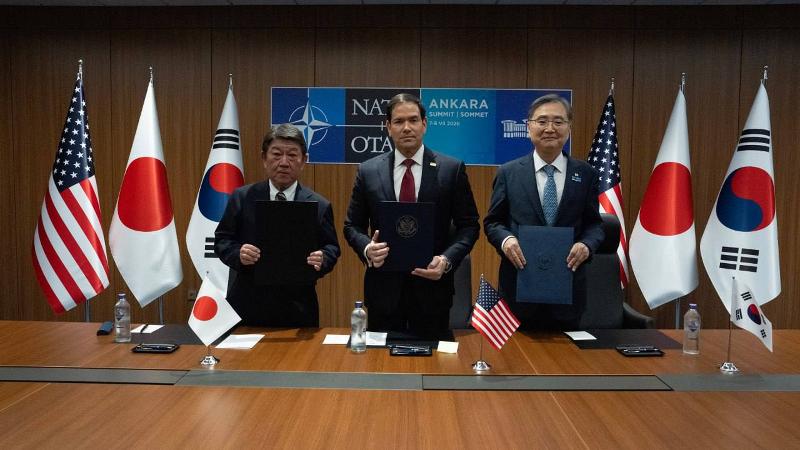Minister of Foreign Affairs Cho Hyun (right), U.S. Secretary of State Marco Rubio (middle) and Japanese Minister of Foreign Affairs Toshimitsu Motegi on July 7 take a group photo after their trilateral meeting in Ankara, Turkiye, after signing a memorandum of cooperation on speeding up the deployment of small modular reactors focused on the Indo-Pacific region. (Ministry of Foreign Affairs)