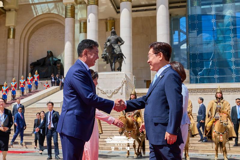 President Lee Jae Myung (right) and Mongolian President Ukhnaagiin Khurelsukh on July 9 shake hands at the official welcoming ceremony for the Korean leader at Sukhbaatar Square in Ulaanbaatar, Mongolia. (Cheong Wa Dae)  