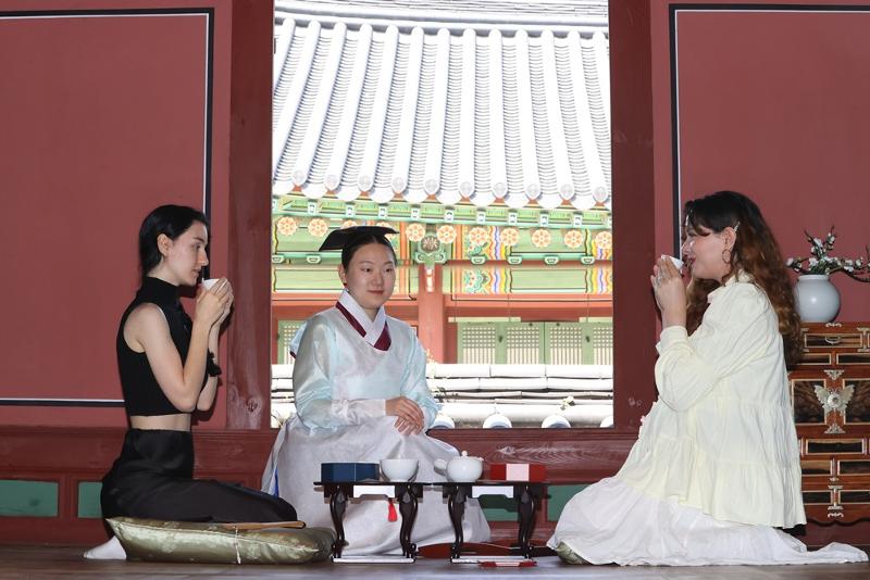 Visitors to Changdeokgung Palace on May 12, 2025, take part in a traditional program at the yakbang (pharmacy room) of Changdeokgung Palace in Seoul's Jongno-gu District. (Yonhap News) 
