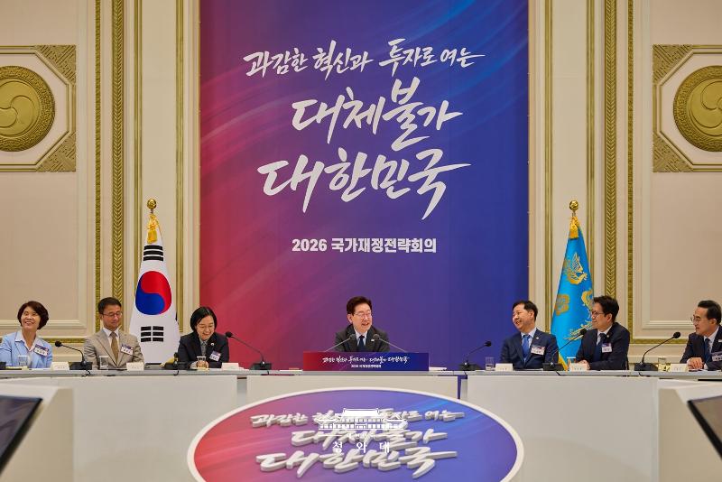 President Lee Jae Myung (center) on July 13 speaks at the National Fiscal Strategy Meeting at Cheong Wa Dae in Seoul. (Cheong Wa Dae)