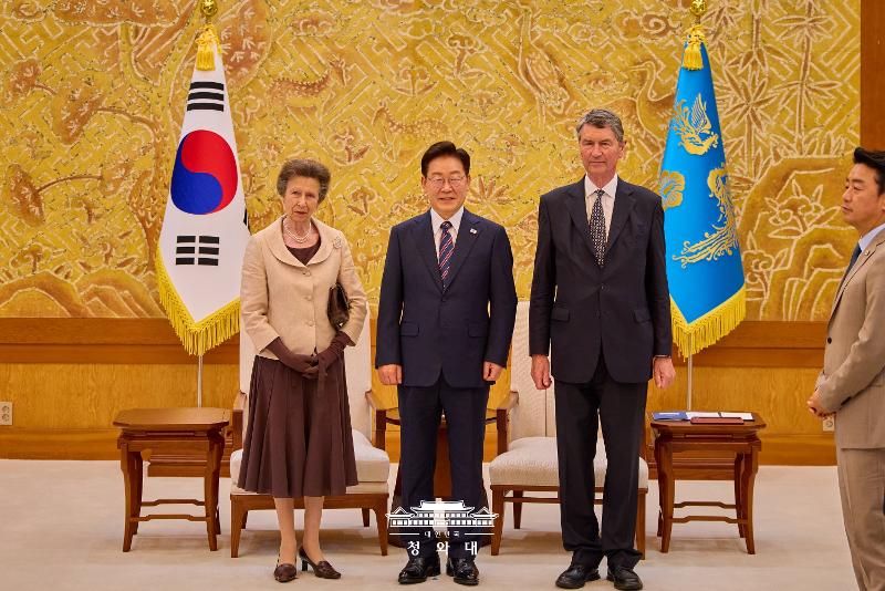 President Lee Jae Myung (second from left) on July 14 poses for photos with Princess Anne of Britain and her husband, Sir Timothy Laurence, at Cheong Wa Dae in Seoul. (Cheong Wa Dae) 