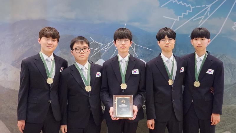 The national team that won all five gold medals at this year's International Physics Olympiad, which ran from July 4-12 in Bucaramanga, Colombia, are all in their final year at Seoul Science High School. From left to right are Kim Mu-yeon, Lee Seung-jun, Oh Ju-ha, Jeong Min-gwon and Lee Gwon-heon. 