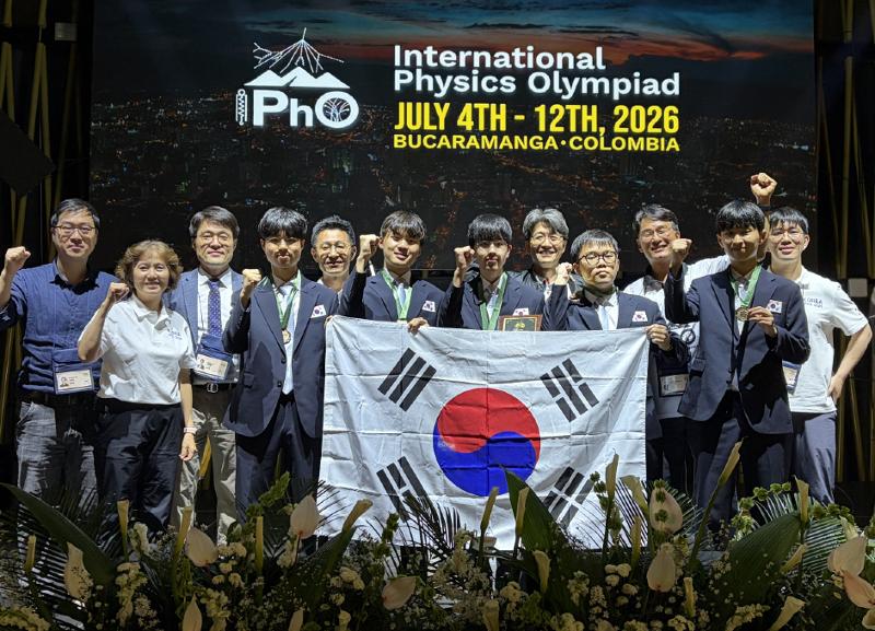 The national team poses for photos after winning five gold medals at this year's International Physics Olympiad, which ran from July 4-12 in Bucaramanga, Colombia.  