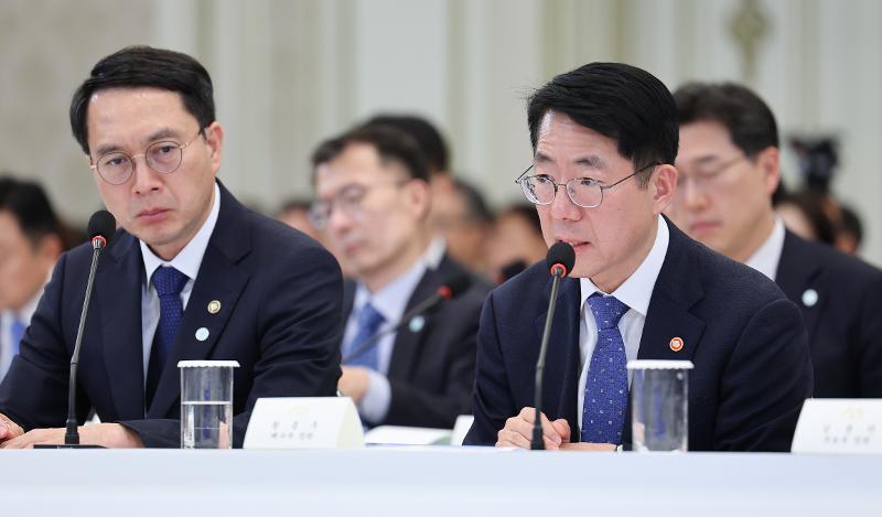 Minister of Oceans and Fisheries Hwang Jong-woo (right) on July 16 explains his ministry's main policy initiatives at a policy briefing chaired by President Lee Jae Myung at the official guesthouse Yeongbingwan of Cheong Wa Dae in Seoul. (Yonhap News)  