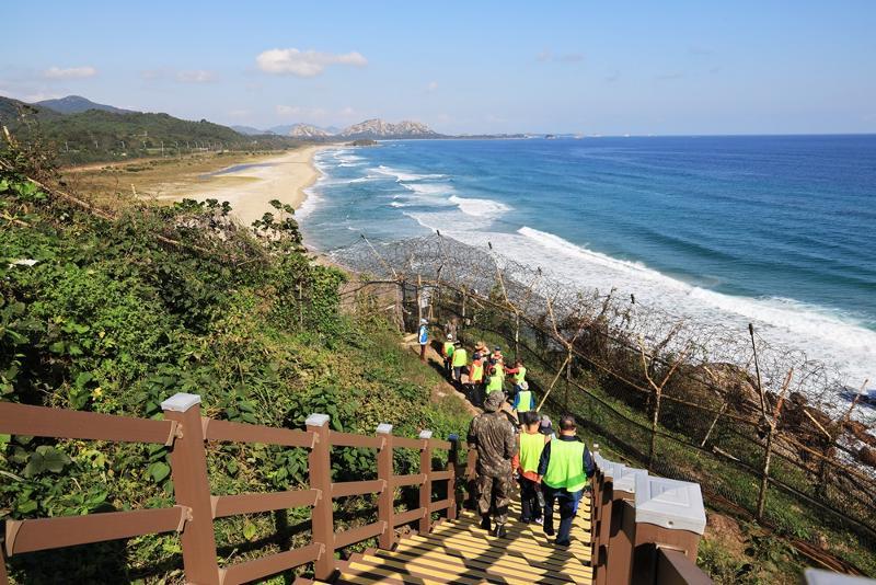 The Goseong Unification Observatory in Goseong-gun County, Gangwon-do Province, offers scenic views of the DMZ. (Ministry of Culture, Sports and Tourism)